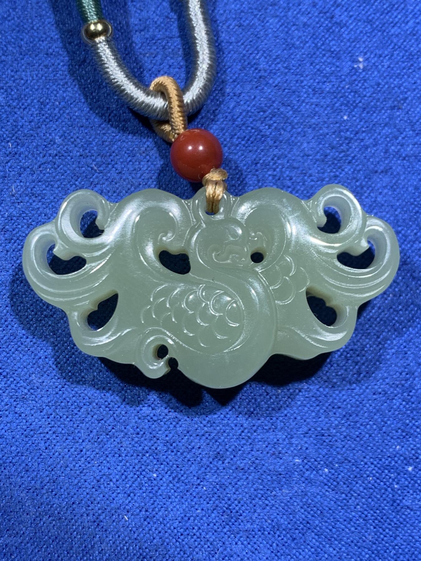 《竞宝斋》第452场 周日，周一 2场连拍 （全场包邮，欢迎送拍） 两枚一组 蝎子玉雕刻小玩意+有凤来仪和田玉雕挂件，带证书。