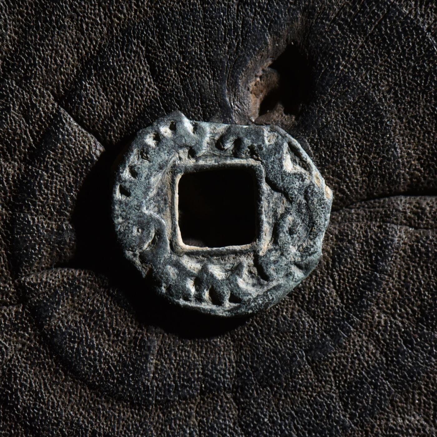 【良泉】第45期【直播场】1月15日晚19.30点开拍！ 208组，西方古代钱币、丝路古珠杂项专场 公元8世纪【粟特】托古斯十箭部落，双面粟特文方孔铜币，1.1克