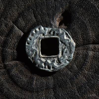 【良泉】第45期【直播场】1月15日晚19.30点开拍！ 208组，西方古代钱币、丝路古珠杂项专场 - 公元8世纪【粟特】托古斯十箭部落，双面粟特文方孔铜币，1.1克