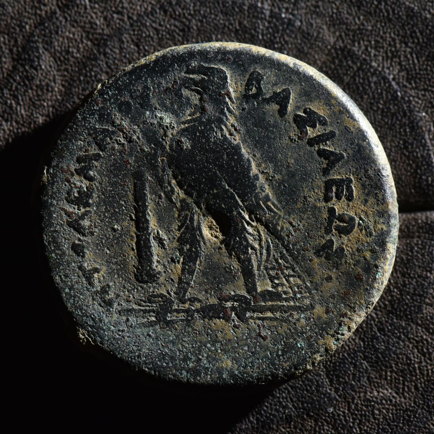 【良泉】第45期【直播场】1月15日晚19.30点开拍！ 208组，西方古代钱币、丝路古珠杂项专场 【34.01克】公元前246-221年【古希腊】埃及托勒密三世，半德拉克马大铜币