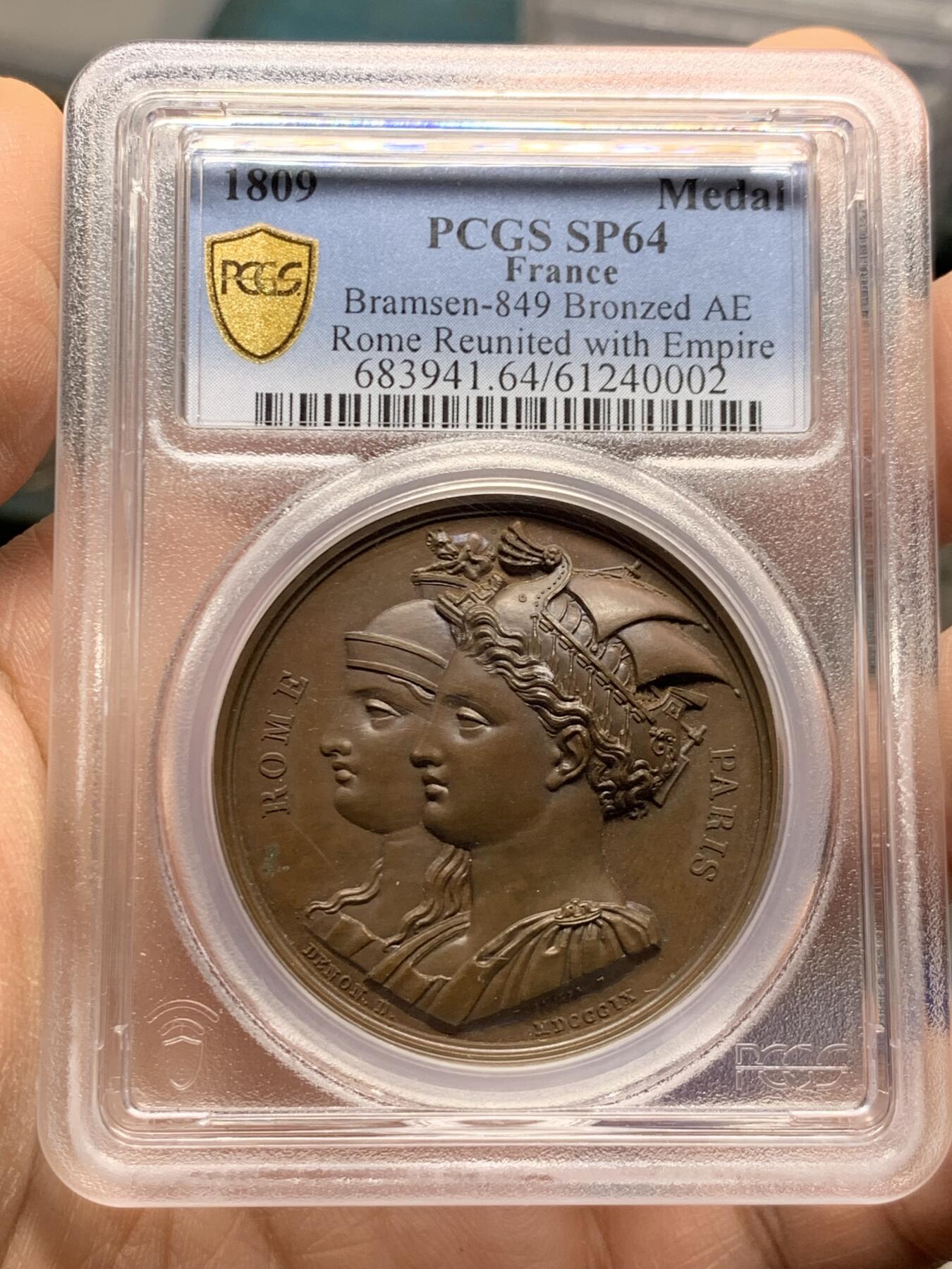 《竞宝斋》第452场 周日，周一 2场连拍 （全场包邮，欢迎送拍） PCGS SP64 亚军分！ 法国1809年拿破仑将罗马并入帝国纪念原铸铜章 巴黎造币厂近乎完美巧克力包浆，正面为并肩的罗马女神和巴黎女神团结一致向前看，罗马的拟人化城市半身像（头盔上是哺乳双胞胎的母狼）和巴黎（头部为巴黎市徽上的船只）， 标志着拿皇征服意大利，罗马成为第二首都， 纯人物肖像题材在拿章中非常稀少，难得好品种，仅一枚65分更高