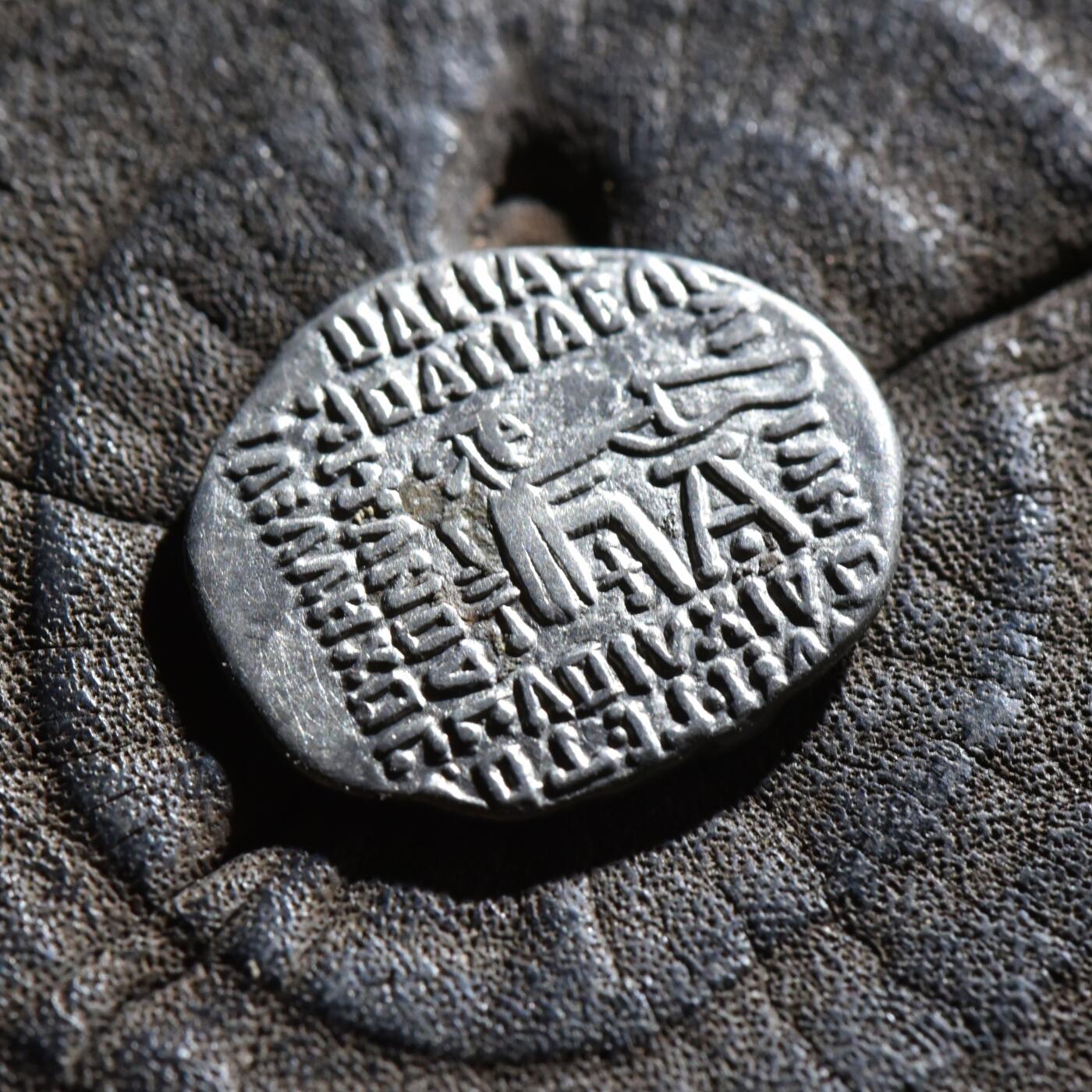 【良泉】第45期【直播场】1月15日晚19.30点开拍！ 208组，西方古代钱币、丝路古珠杂项专场 【极美品】公元10-38年【古波斯】帕提亚（安息）阿塔巴努斯二世，一德拉克马银币，3.63克