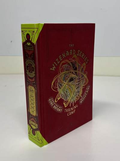 零元拍：科比-布莱恩特亲笔签名个人首部励志体育小说《巫滋纳德系列——训练营》。签于洛杉矶安纳海姆会展中心 - 零元拍：科比-布莱恩特亲笔签名个人首部励志体育小说《巫滋纳德系列——训练营》。签于洛杉矶安纳海姆会展中心