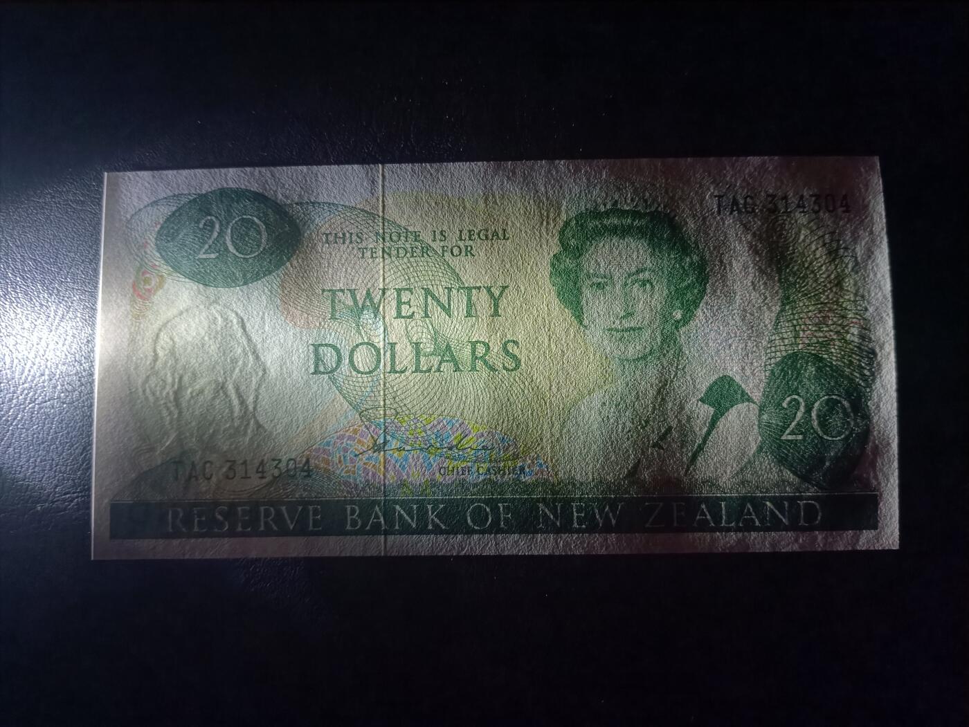 2026首期，总第211期 新西兰1985版20元UNC-，中年女王和鸽子