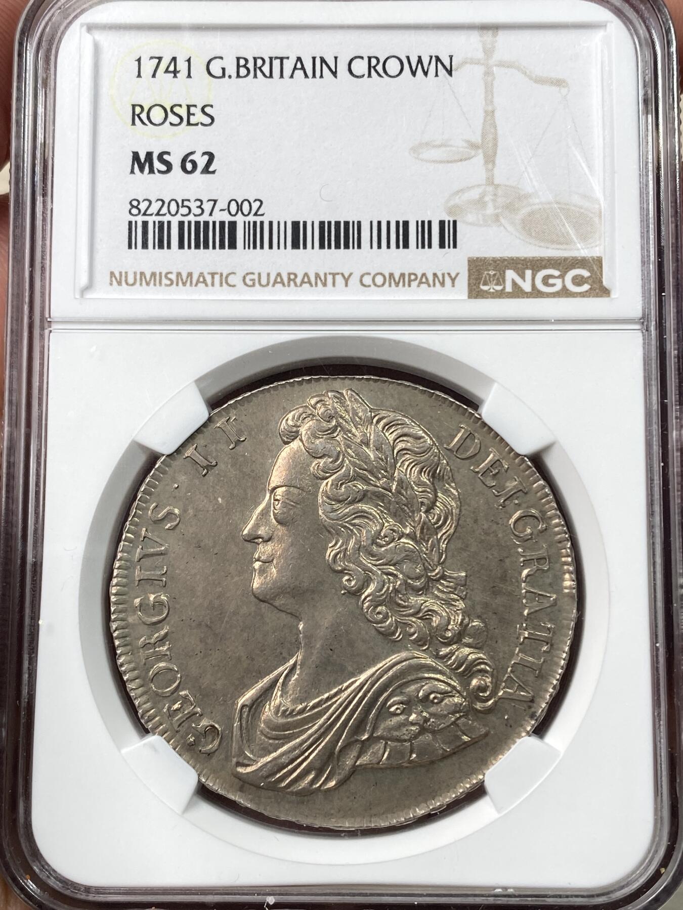 万国钱币拍卖第058期（万国新年大拍） NGC MS62 1741英国乔治二世玫瑰克朗 英国克朗系列中的大名誉品种 早期青年版头像 来自十八世纪中期的巅峰工艺 深峻的打制让你不会错过任何一个高点细节 玫瑰与纹章的设计在双面香槟金彩的加持下尽显雍容 不同错过的顶级收藏品质