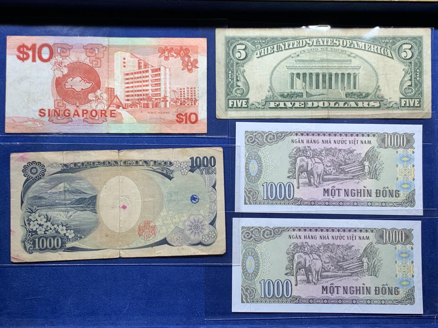 《竞宝斋》第452场 周日，周一 2场连拍 （全场包邮，欢迎送拍） 纸币一组 5美元+10新加坡元+1000日元 按汇率约105元人民币 赠2000越南盾 细节见图