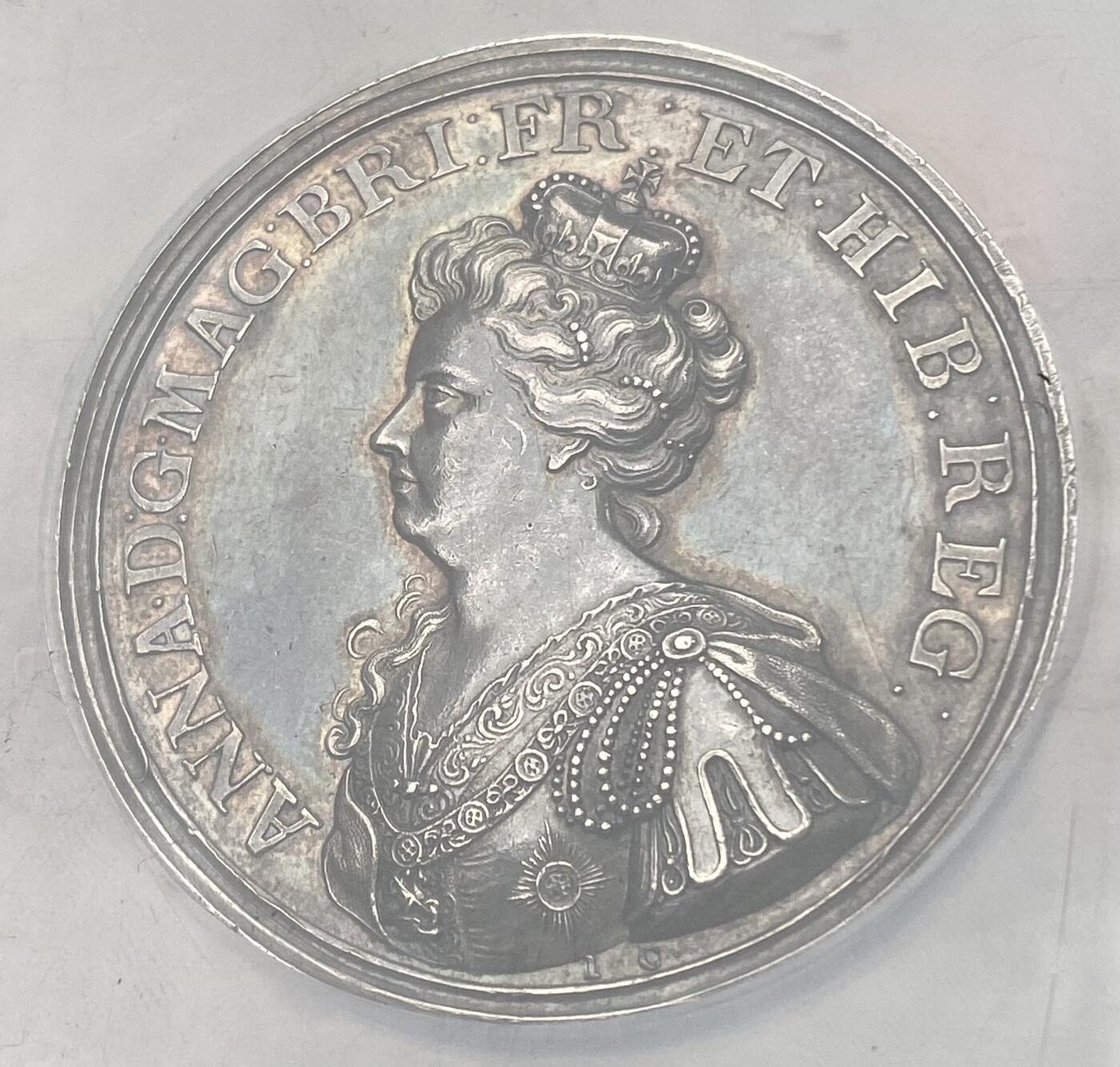 万国钱币拍卖第058期（万国新年大拍） NGC MS61 1709年英国安妮女王马尔普拉奎特战役纪念大银章 不列颠尼亚在天空中祝福军队 左边的发过军队在向进攻中的盟军开炮 宏大的英系早期战争场景刻画 细腻生动的细节刻画令人惊叹 原味黑彩收藏级品质（盒子背面有划痕）