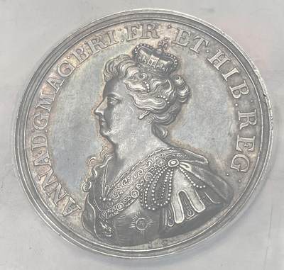 万国钱币拍卖第058期（万国新年大拍） NGC MS61 1709年英国安妮女王马尔普拉奎特战役纪念大银章 不列颠尼亚在天空中祝福军队 左边的发过军队在向进攻中的盟军开炮 宏大的英系早期战争场景刻画 细腻生动的细节刻画令人惊叹 原味黑彩收藏级品质（盒子背面有划痕）