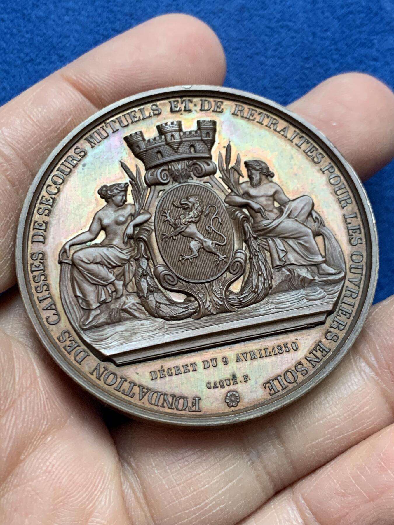 《竞宝斋》第452场 周日，周一 2场连拍 （全场包邮，欢迎送拍） 名家CAQUÉ作 拿破仑三世时期丝绸工人互助与退休基金创立纪念铜章 68克 50mm 手指铜标 带盒 原铸好品