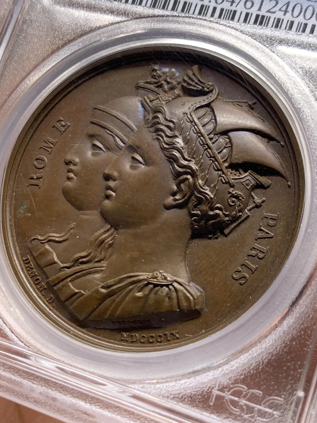《竞宝斋》第452场 周日，周一 2场连拍 （全场包邮，欢迎送拍） PCGS SP64 亚军分！ 法国1809年拿破仑将罗马并入帝国纪念原铸铜章 巴黎造币厂近乎完美巧克力包浆，正面为并肩的罗马女神和巴黎女神团结一致向前看，罗马的拟人化城市半身像（头盔上是哺乳双胞胎的母狼）和巴黎（头部为巴黎市徽上的船只）， 标志着拿皇征服意大利，罗马成为第二首都， 纯人物肖像题材在拿章中非常稀少，难得好品种，仅一枚65分更高