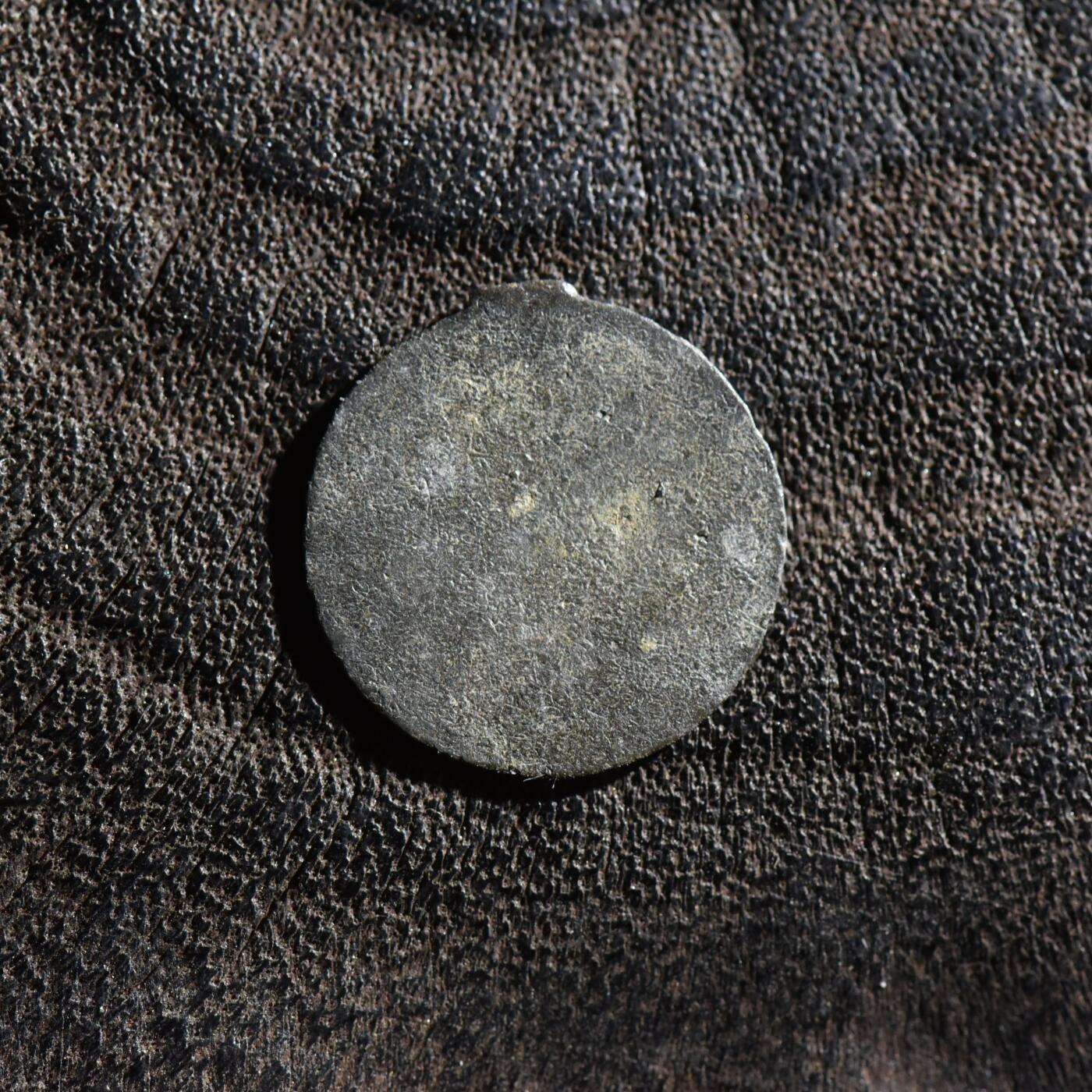 【良泉】第45期【直播场】1月15日晚19.30点开拍！ 208组，西方古代钱币、丝路古珠杂项专场 17-18世纪【海上丝绸之路】东南亚无孔锡钱，0.49克