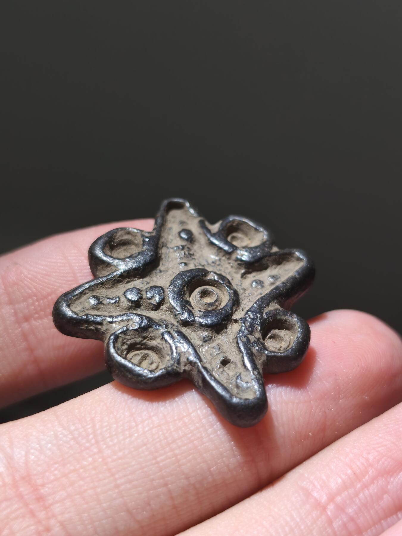 星盘世界钱币2026一月十日新年古典精品大拍 精彩纷呈  精品！BMAC青铜文化18.6g，阿瑟克斯文明早期实心青铜印章，这种跟后期那种镂空的不是一种类型，这个图案非常有趣，是一个类似星星的形状，然后周围有四个圈，这种应该不是普通人能用的，非常少见，这一枚上面有一个系绳的孔