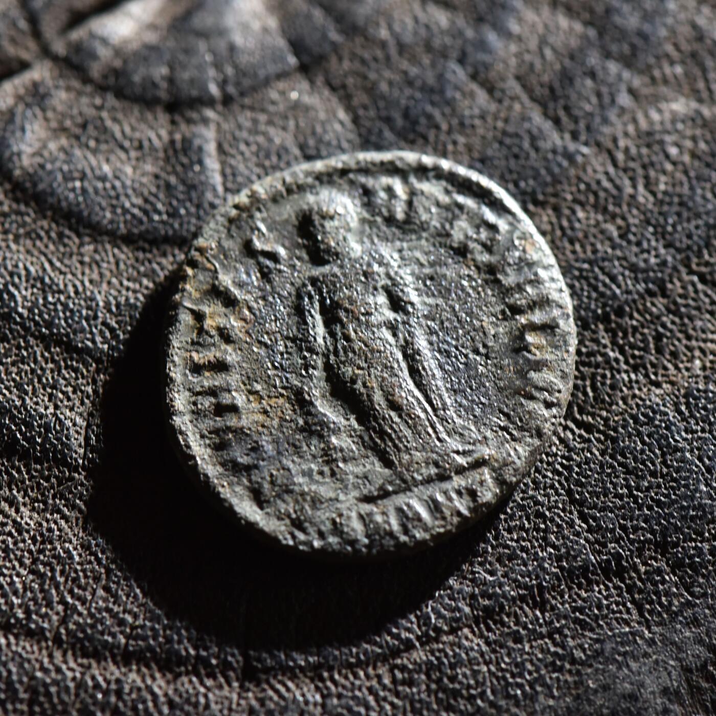 【良泉】第45期【直播场】1月15日晚19.30点开拍！ 208组，西方古代钱币、丝路古珠杂项专场 【罕见】公元328-329年【古罗马】君士坦丁大帝之母——圣海伦娜，背安全女神塞库里塔斯，2.82克