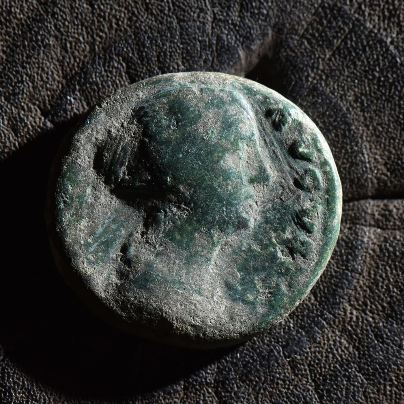 【良泉】第45期【直播场】1月15日晚19.30点开拍！ 208组，西方古代钱币、丝路古珠杂项专场 10.68克，公元164-175年【古罗马】小福斯蒂娜（其夫马可·奥利略时期打制，其父安东尼·庇护，其子康茂德都打过以小福斯蒂娜为头像的钱币）维纳斯，阿斯铜币