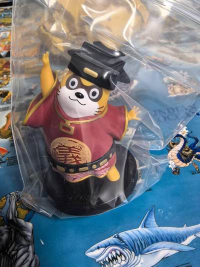 卡牌限时028期专场（24号晚21点30截拍） - 小浣熊手办公仔，编号红宋江，众筹版带底座，拆检，非市售版！非廉价版！