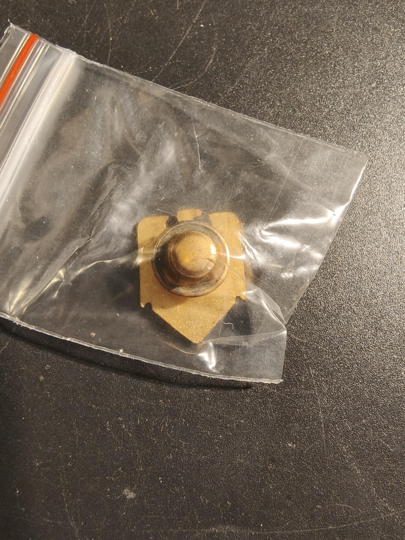 老王徽章第172期 美国二战时期红十字会服务证章    铜质珐琅