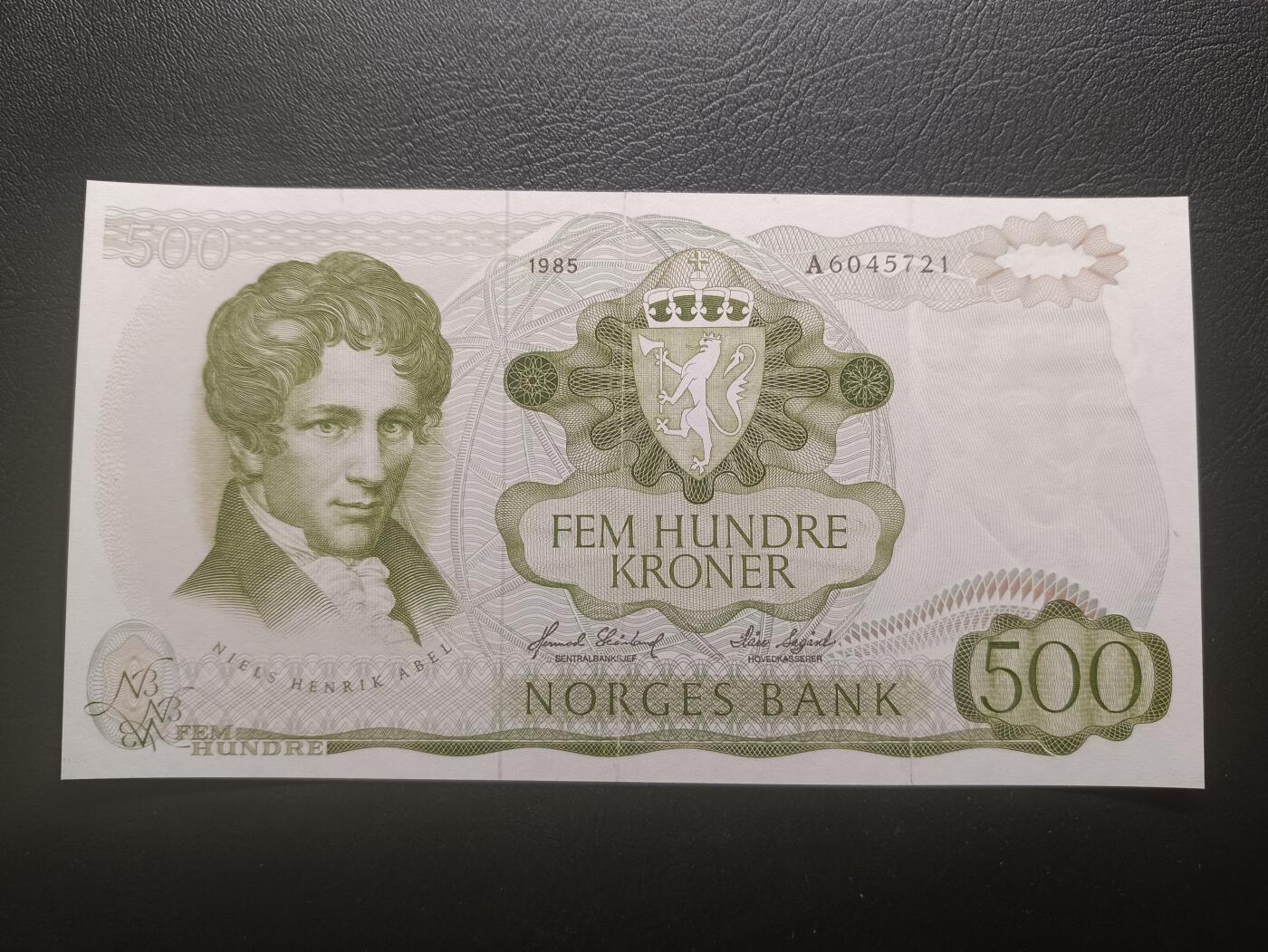 2026首期，总第211期 挪威1985年500克朗AUNC首冠A，椭圆函数奠基人阿贝尔和绿意盎然的奥斯陆大学，挪威钞票的经典品种之一