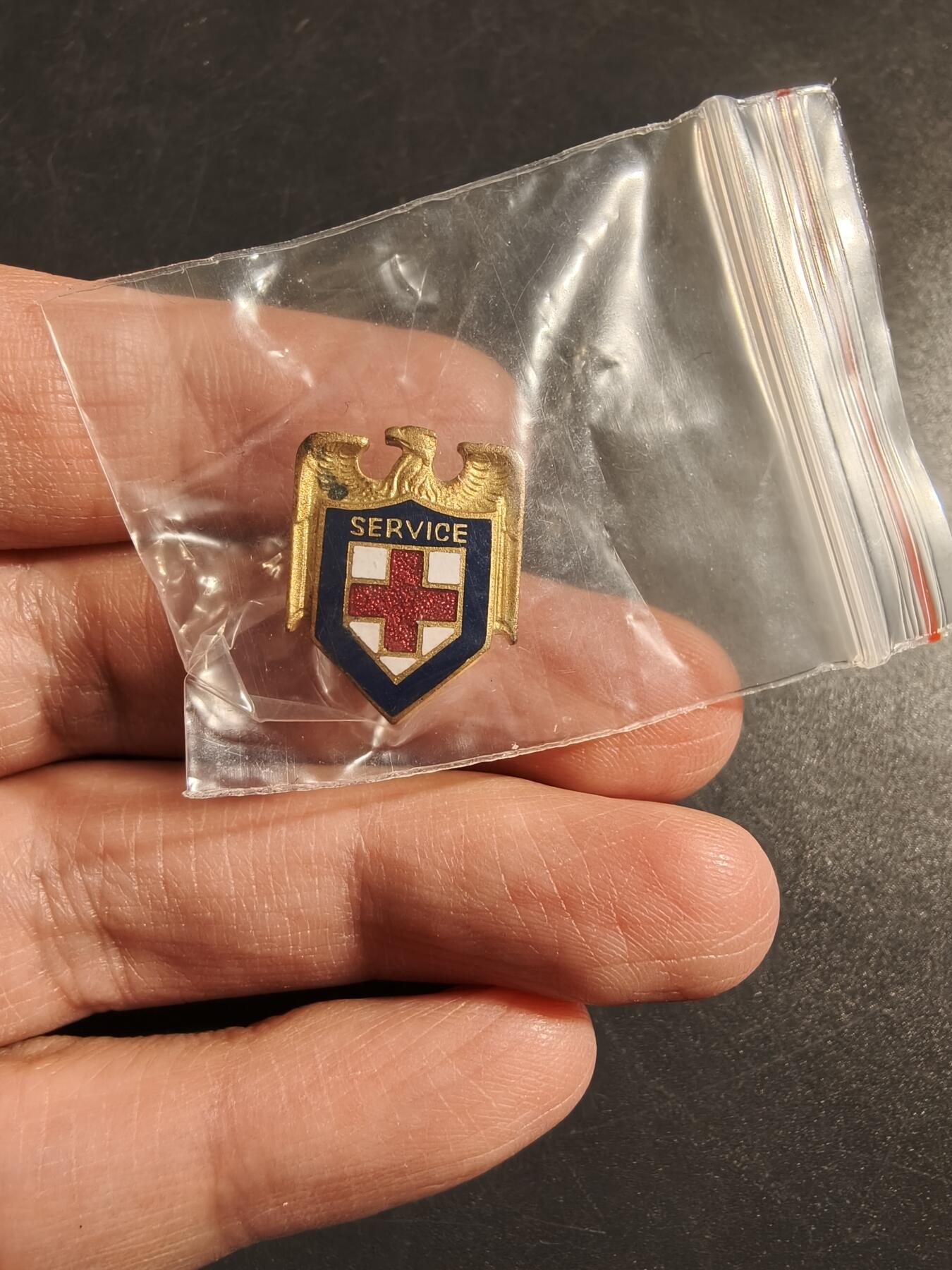 老王徽章第172期 美国二战时期红十字会服务证章    铜质珐琅