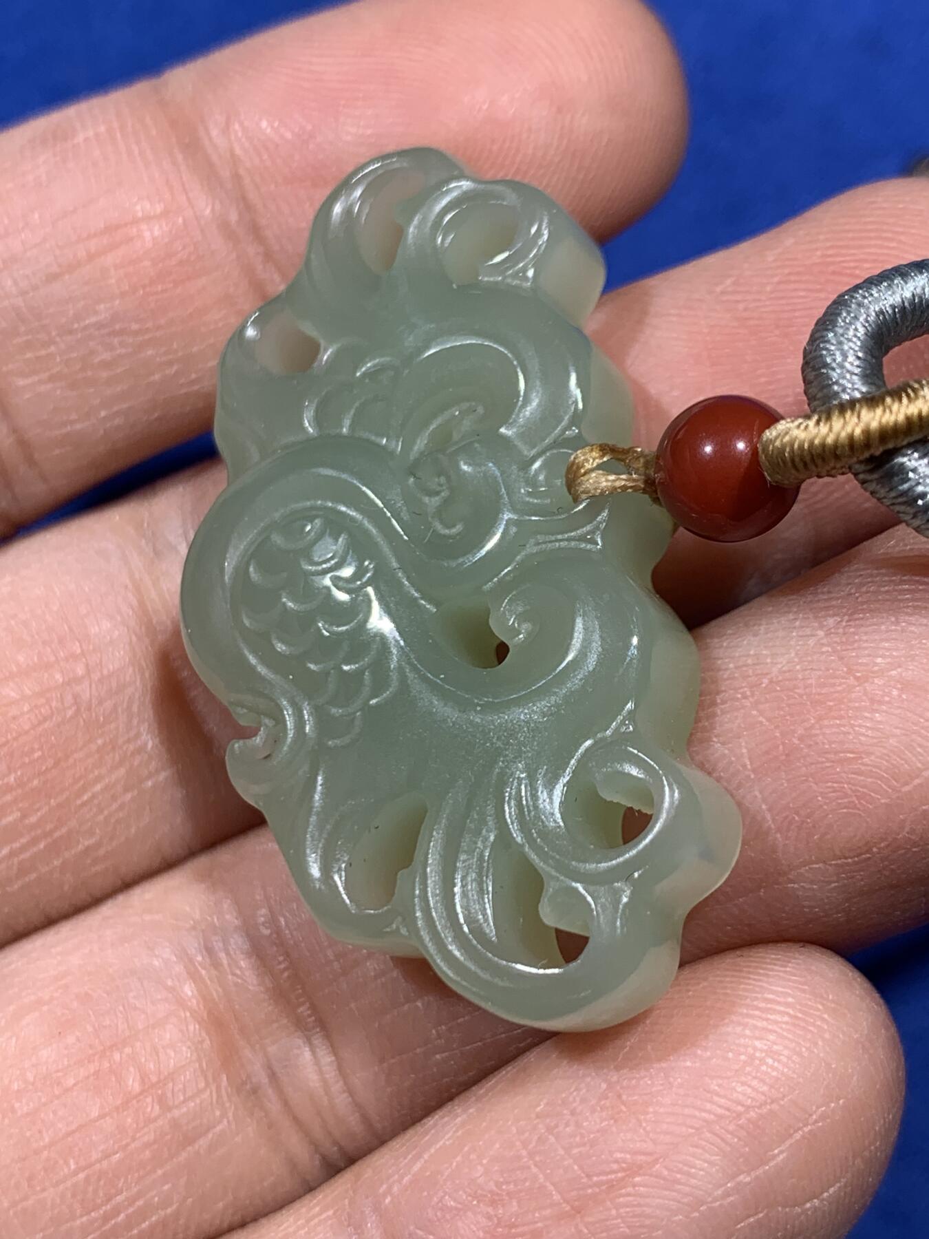 《竞宝斋》第452场 周日，周一 2场连拍 （全场包邮，欢迎送拍） 两枚一组 蝎子玉雕刻小玩意+有凤来仪和田玉雕挂件，带证书。