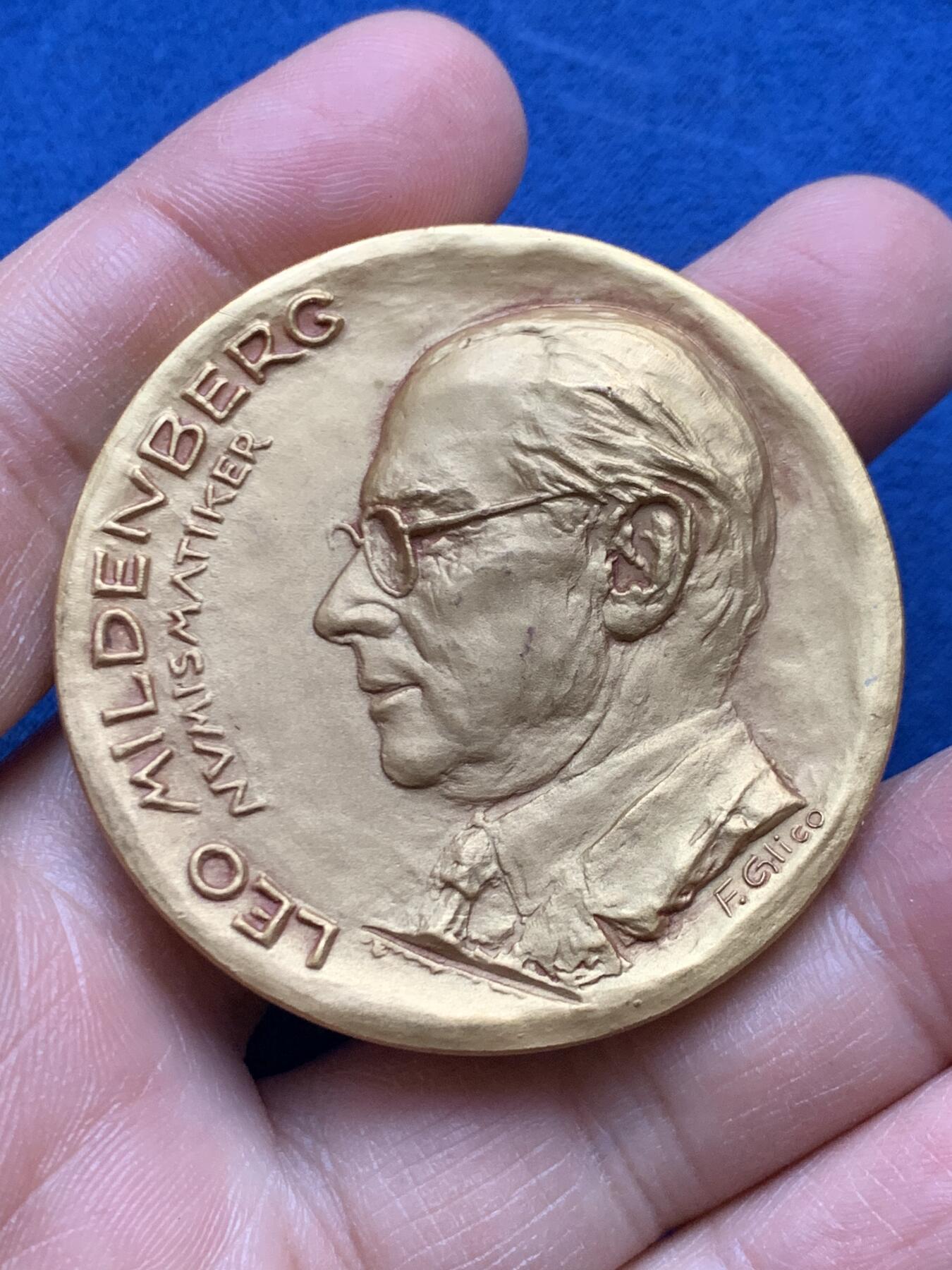 《竞宝斋》第452场 周日，周一 2场连拍 （全场包邮，欢迎送拍） 瑞士1983年镀金大铜章，著名作家F.Glico作品，复古设计，直径：49.6mm，重量：74、克。