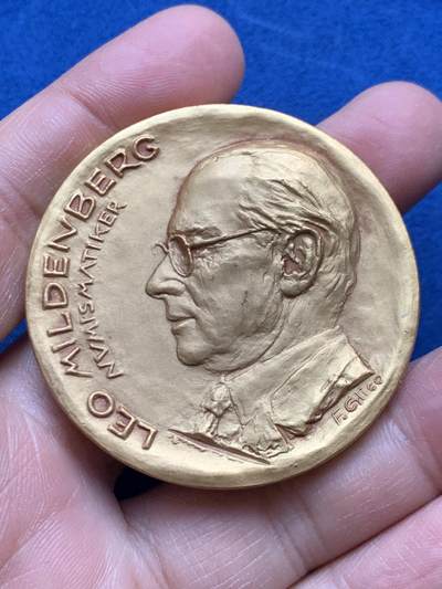 《竞宝斋》第452场 周日，周一 2场连拍 （全场包邮，欢迎送拍） - 瑞士1983年镀金大铜章，著名作家F.Glico作品，复古设计，直径：49.6mm，重量：74、克。