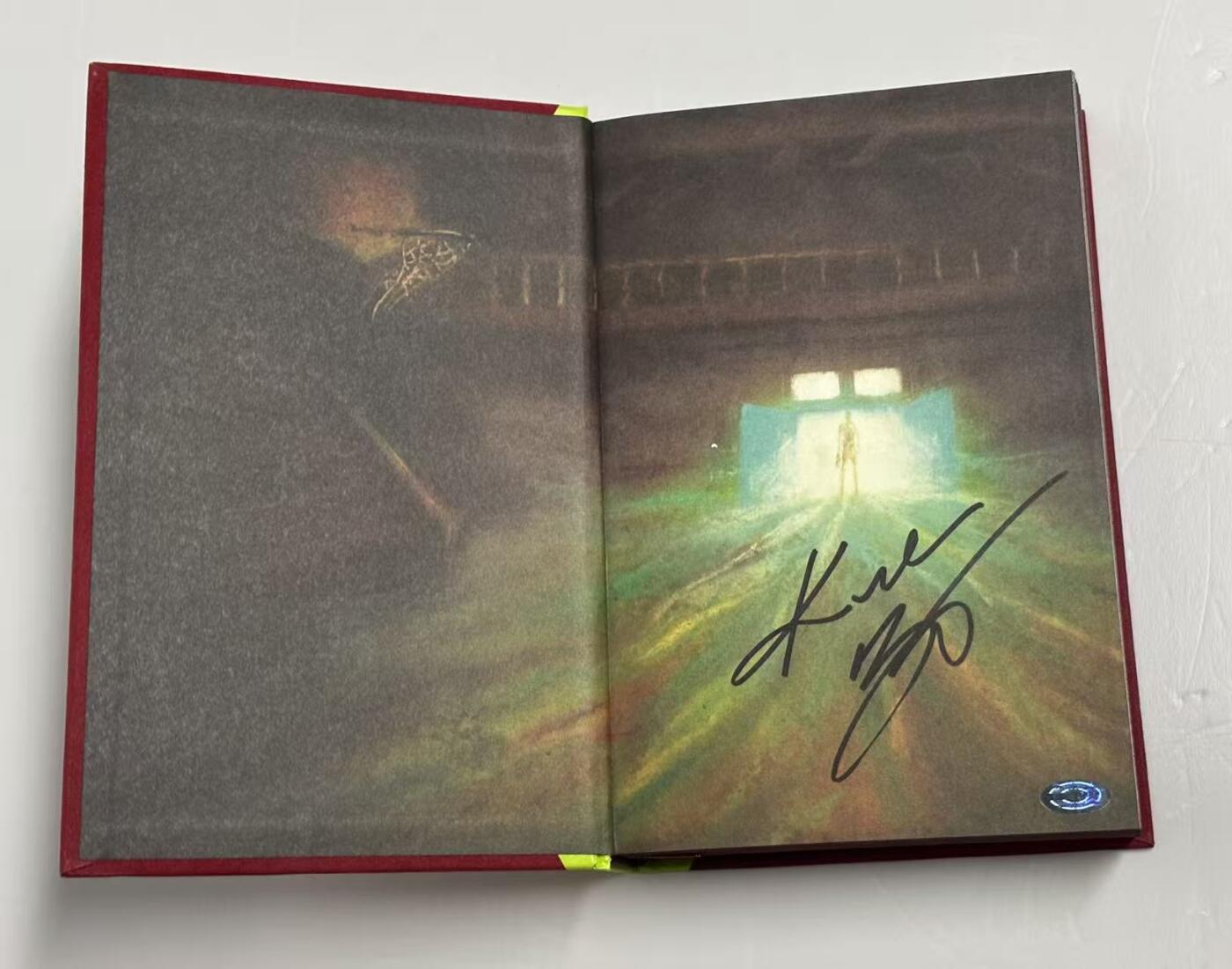 零元拍：科比-布莱恩特亲笔签名个人首部励志体育小说《巫滋纳德系列——训练营》。签于洛杉矶安纳海姆会展中心