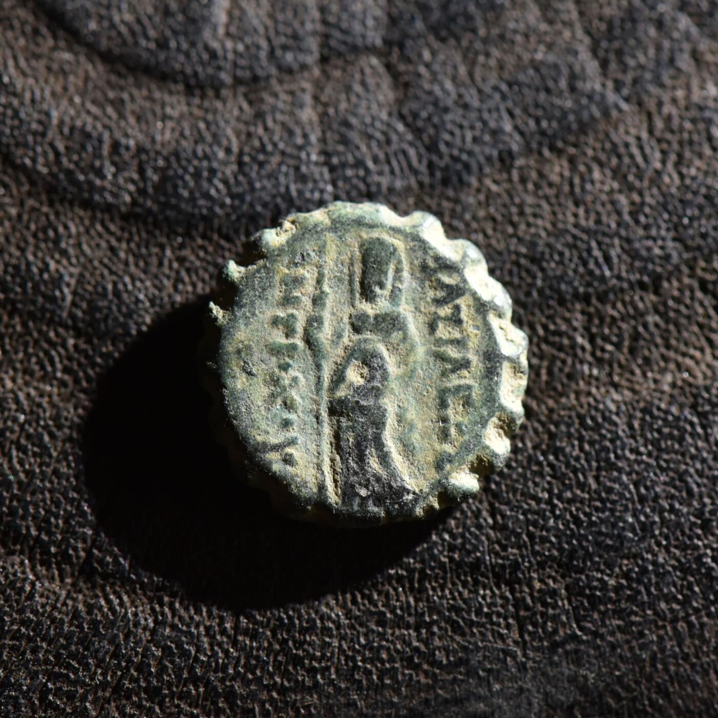 【良泉】第45期【直播场】1月15日晚19.30点开拍！ 208组，西方古代钱币、丝路古珠杂项专场 公元前175-164年【古希腊】【塞琉古帝国】安条克四世，阿克-托勒迈斯造币厂齿状边小铜币，女性神祇蒙面，手持权杖和芦苇（？）2.2克