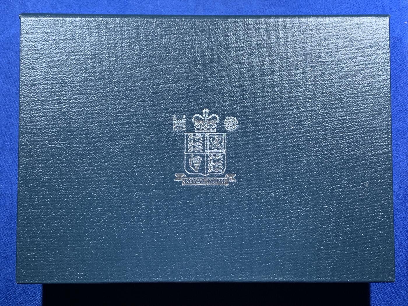 《竞宝斋》第452场 周日，周一 2场连拍 （全场包邮，欢迎送拍） 英国1994年精制套币，带2英镑精制纪念币，册装，品相好。