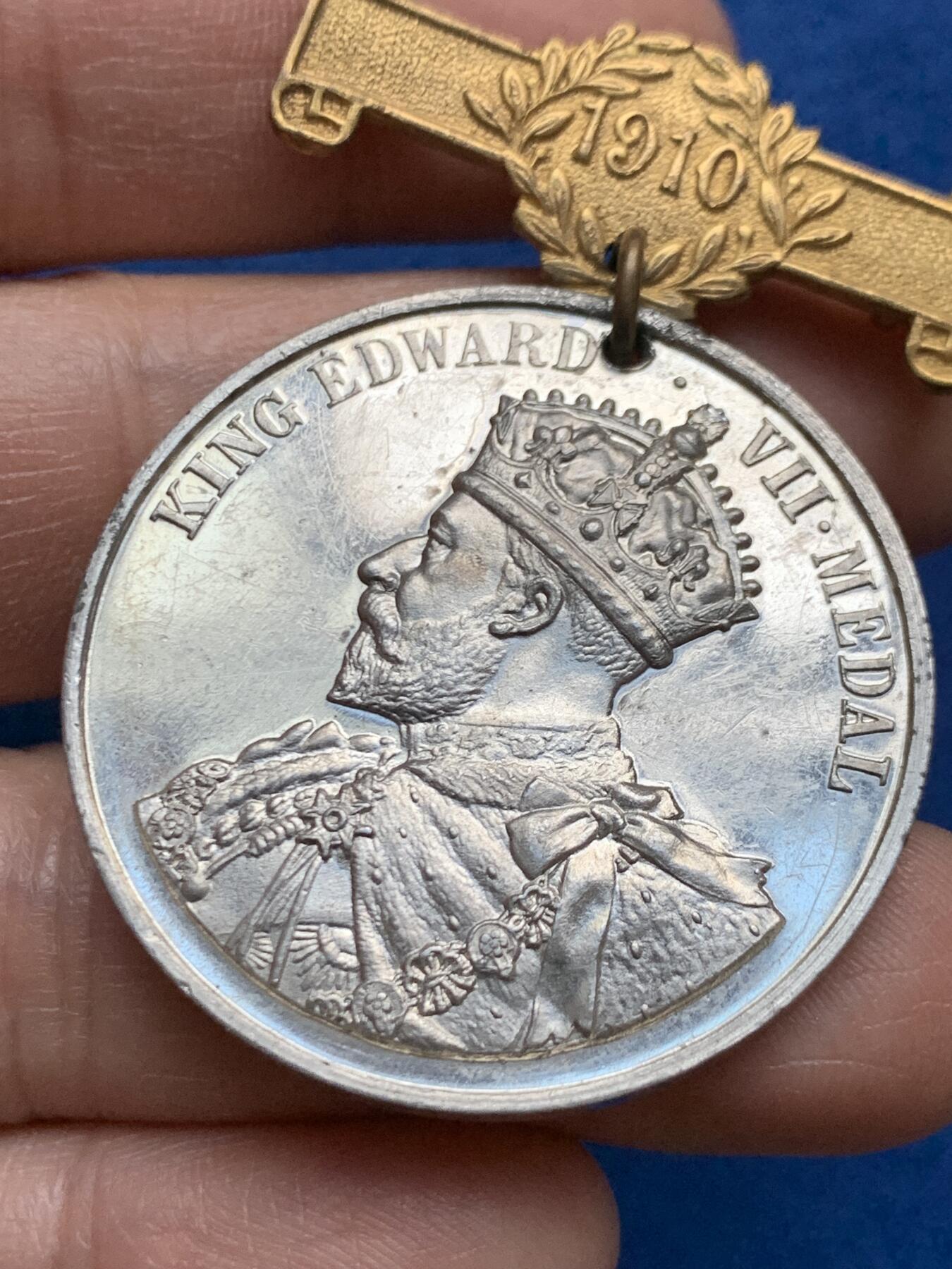 《竞宝斋》第452场 周日，周一 2场连拍 （全场包邮，欢迎送拍） 英国 1910年 爱德华七世高浮雕纪念章 WM材质 含完整铭牌 总重约18.7克 细节见图