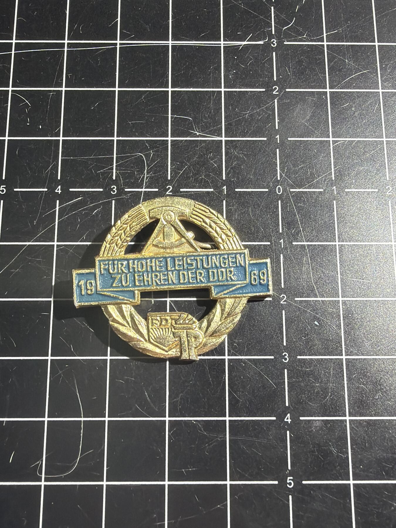 古冰库章牌勋赏收藏0起拍卖 东德青年联合会卓越功绩奖章