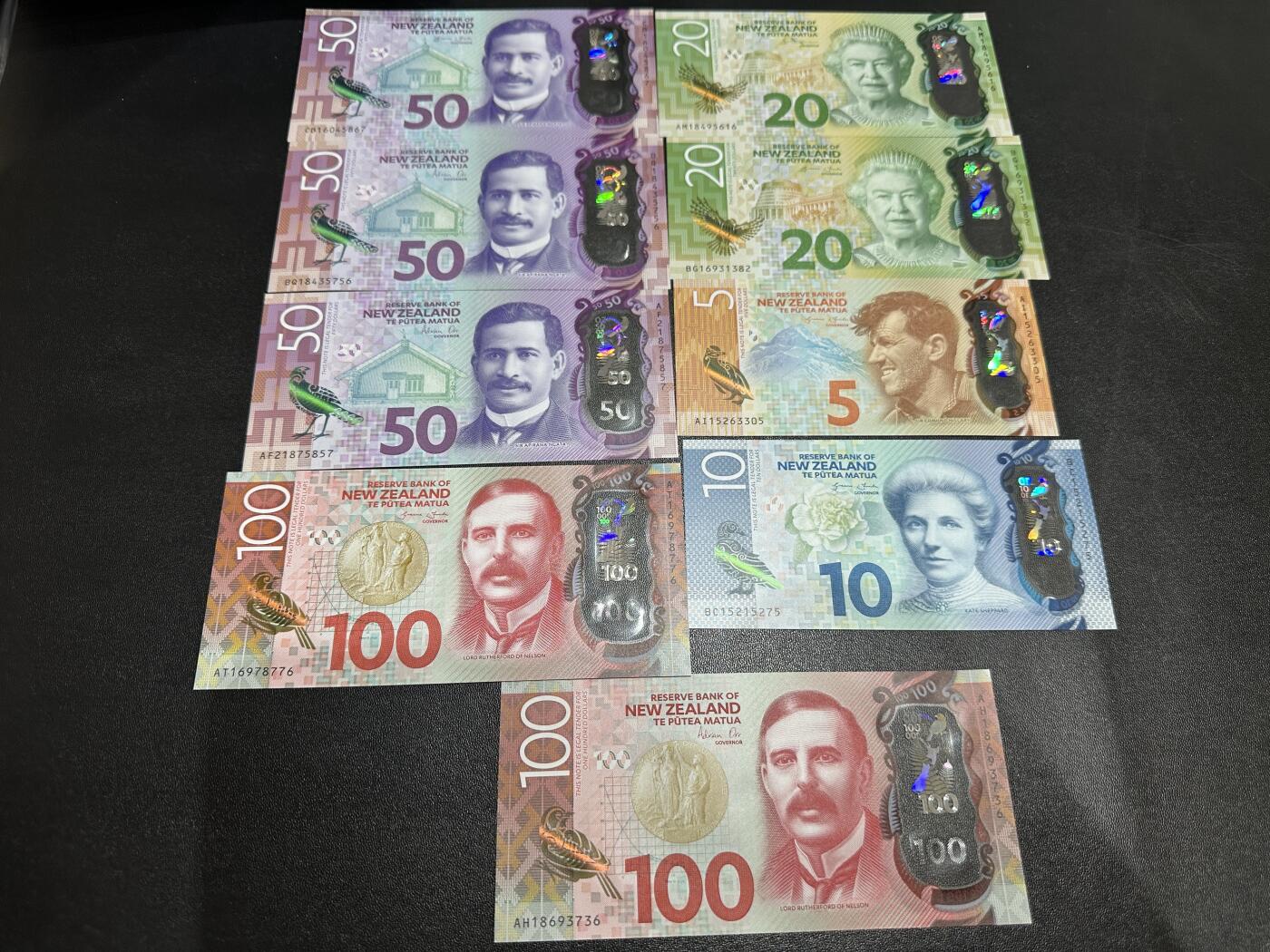 《外钞收藏家》第五百九十八期（2026年新年第一场）（本平台长期征集拍品、欢迎藏友们联系合作） 新西兰明亮版 所有年份签名 一共九张，5 10各一张，20 100各两张，50三张 全新UNC