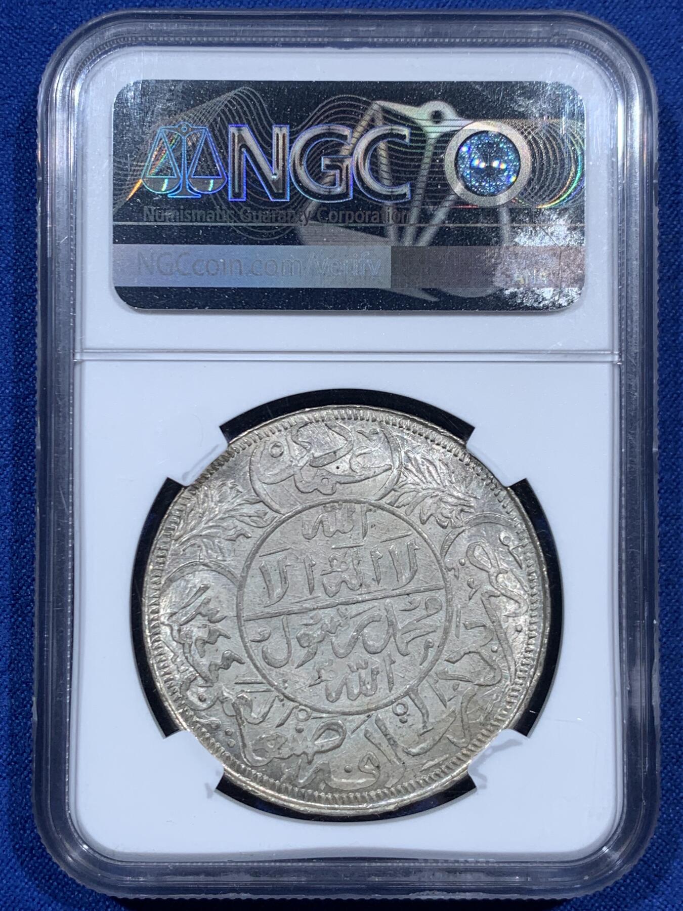 《竞宝斋》第452场 周日，周一 2场连拍 （全场包邮，欢迎送拍） NGC MS65 也门AH1344(1926年)1Riyal大银币，顶级高分，原味玫瑰金包浆，光度超好，浓郁的伊斯兰风格，中东大克朗型好品种