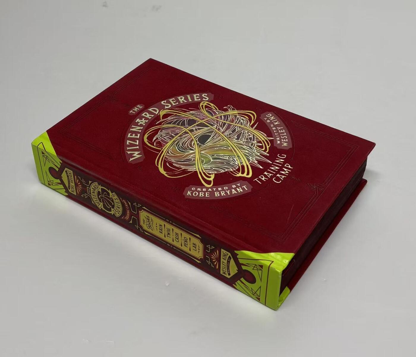 零元拍：科比-布莱恩特亲笔签名个人首部励志体育小说《巫滋纳德系列——训练营》。签于洛杉矶安纳海姆会展中心