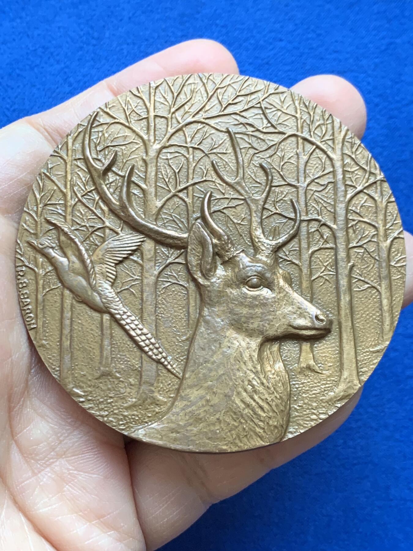 《竞宝斋》第452场 周日，周一 2场连拍 （全场包邮，欢迎送拍） 法国朗布依埃城堡鸟瞰景铜章 高浮雕景观 188.1克 71.2mm 丰饶角铜标