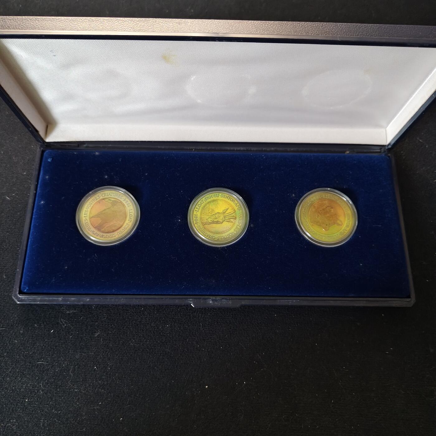 【全场包邮】纯粹捡漏拍491场（免费代拍第28场） 【少见】安道尔1984年2第纳尔野生动物系列3枚双色纪念币-原盒-量5000