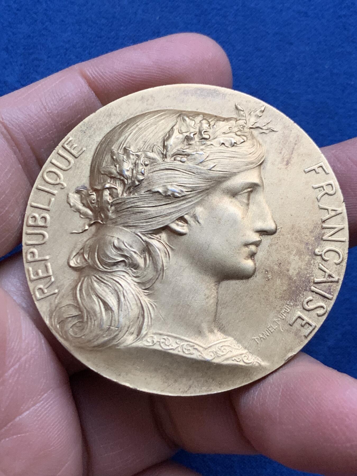 《竞宝斋》第452场 周日，周一 2场连拍 （全场包邮，欢迎送拍） 法国战争部长颁发射击比赛镀金大银章 64.8克 50mm 丰饶角1银标 带盒