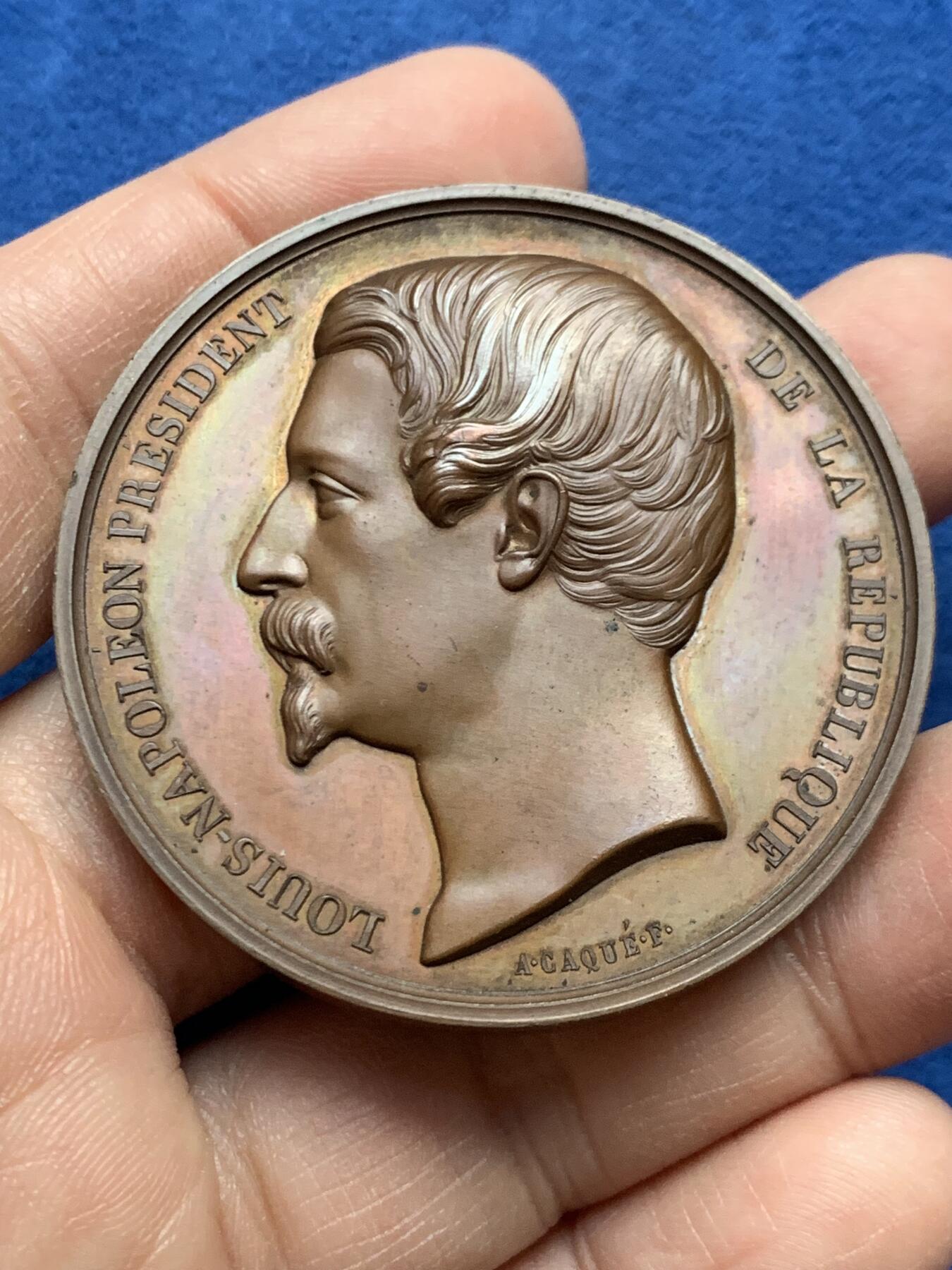 《竞宝斋》第452场 周日，周一 2场连拍 （全场包邮，欢迎送拍） 名家CAQUÉ作 拿破仑三世时期丝绸工人互助与退休基金创立纪念铜章 68克 50mm 手指铜标 带盒 原铸好品