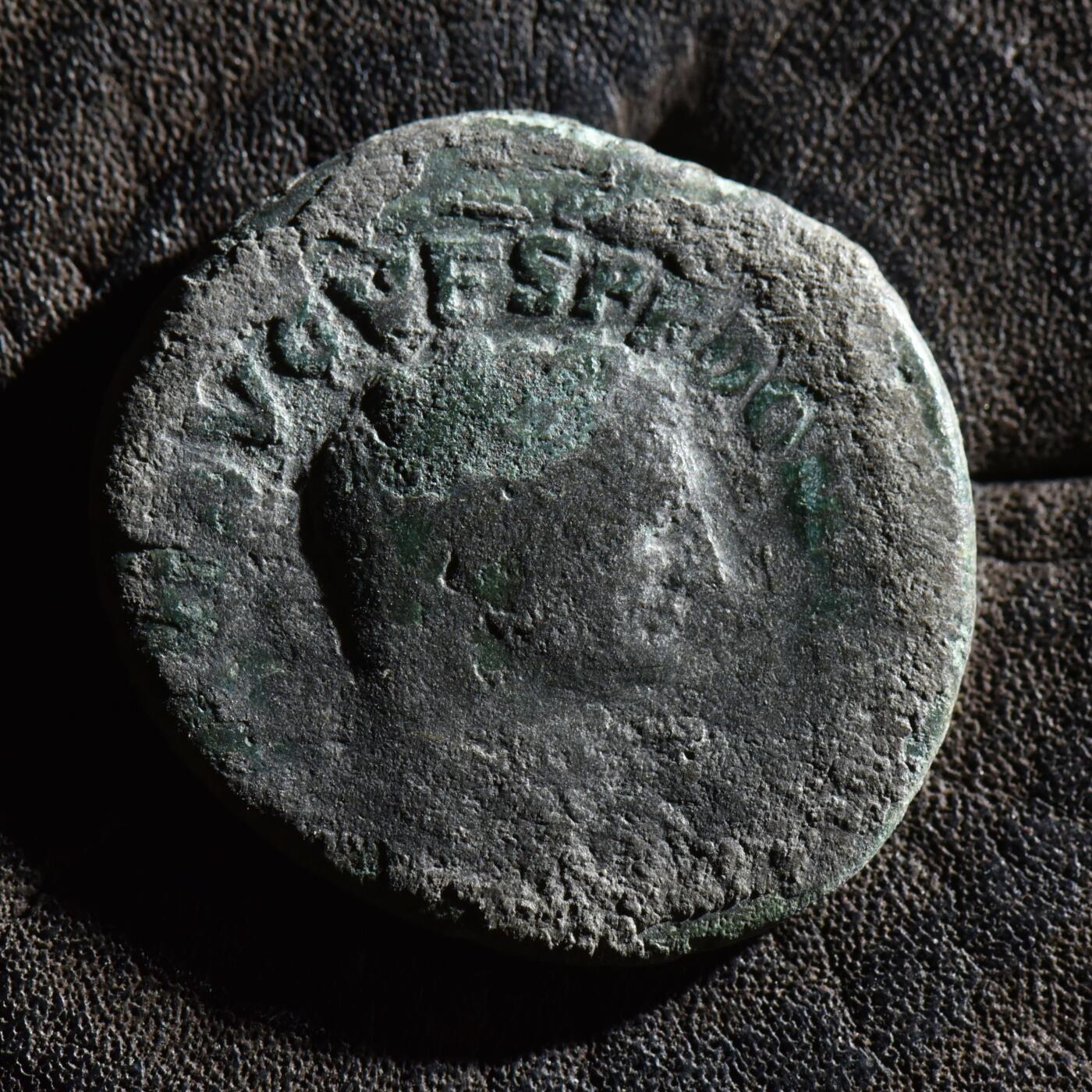 【良泉】第45期【直播场】1月15日晚19.30点开拍！ 208组，西方古代钱币、丝路古珠杂项专场 【古罗马】没查到...【提图斯或图密善】打制，追思韦帕芗的阿斯铜币，9.46克