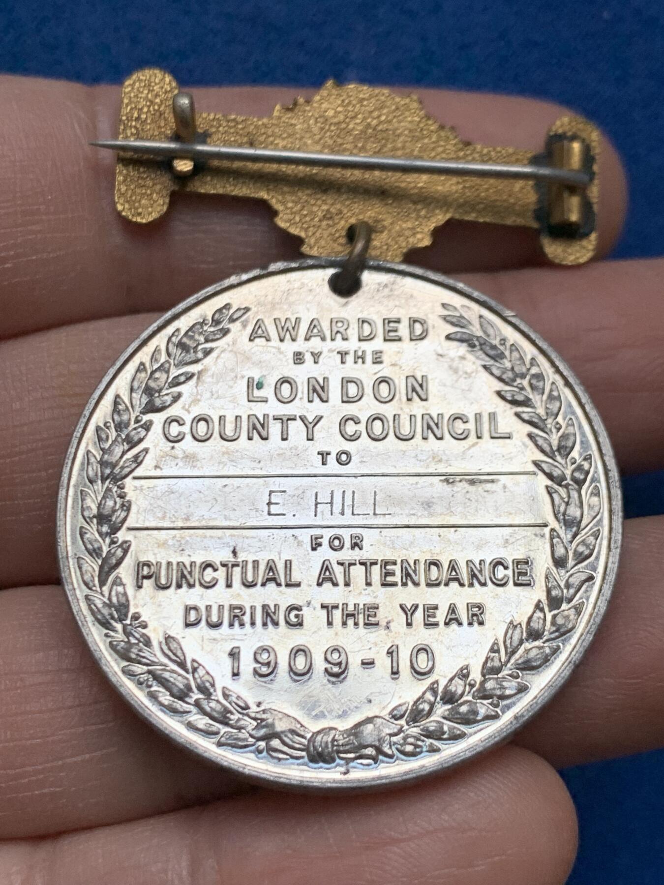 《竞宝斋》第452场 周日，周一 2场连拍 （全场包邮，欢迎送拍） 英国 1910年 爱德华七世高浮雕纪念章 WM材质 含完整铭牌 总重约18.7克 细节见图