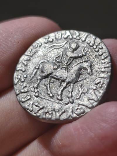 美品精品！印度赛克阿泽斯二世雅典娜4德拉克马银币9.22g，铭文清晰，图案深打，印度赛克阿泽斯二世打制的银币多半品相糟糕，而且铭文经常出现一圈基本上就剩几个点的情况，这一枚不但底板光洁丝滑，而且铭文和图案都非常清晰