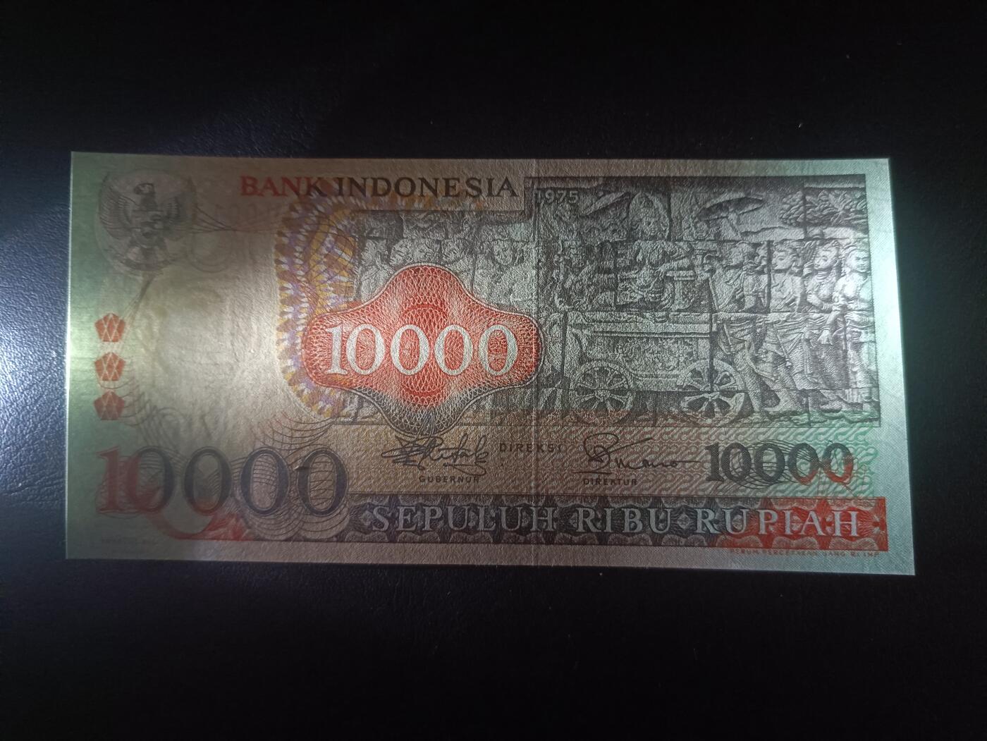 2026首期，总第211期 印度尼西亚1975版10000卢比AUNC千位号，佛塔浮雕和传统工艺面具，此版本最大面值