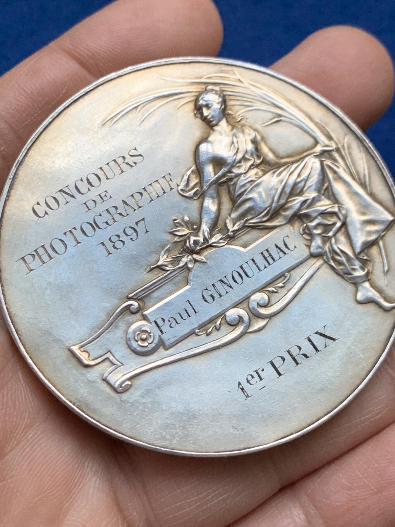 《竞宝斋》第452场 周日，周一 2场连拍 （全场包邮，欢迎送拍） 1897年巴涅尔-德吕雄花卉节摄影比赛第一名纪念镀金大银章 81.55克 56.5mm 丰饶角银 好品