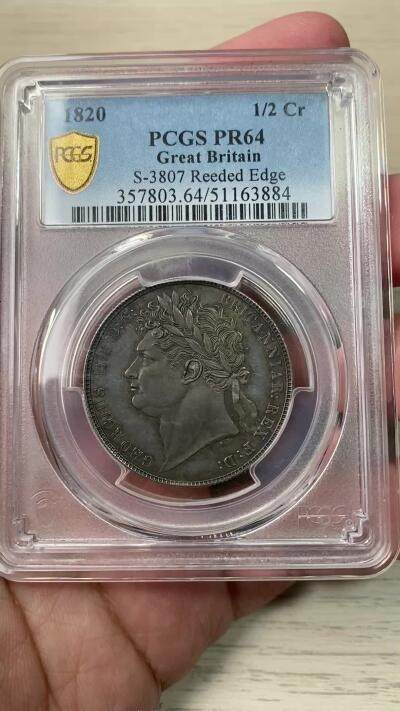 万国钱币拍卖第058期（万国新年大拍） PCGS PR64 1820英国乔治四世三花精制半克朗 极其罕见的精制版本 一颗精雕细琢的艺术品 象征英格兰的玫瑰，苏格兰的蓟草和爱尔兰的三叶草三位一体的围绕在汉诺威王朝的盾徽周围 将乔治四世时期的装饰艺术体现的淋漓尽致 在精制工艺的加持下更显华丽 双面英式乌云五彩镜面底板 顶级典藏品质