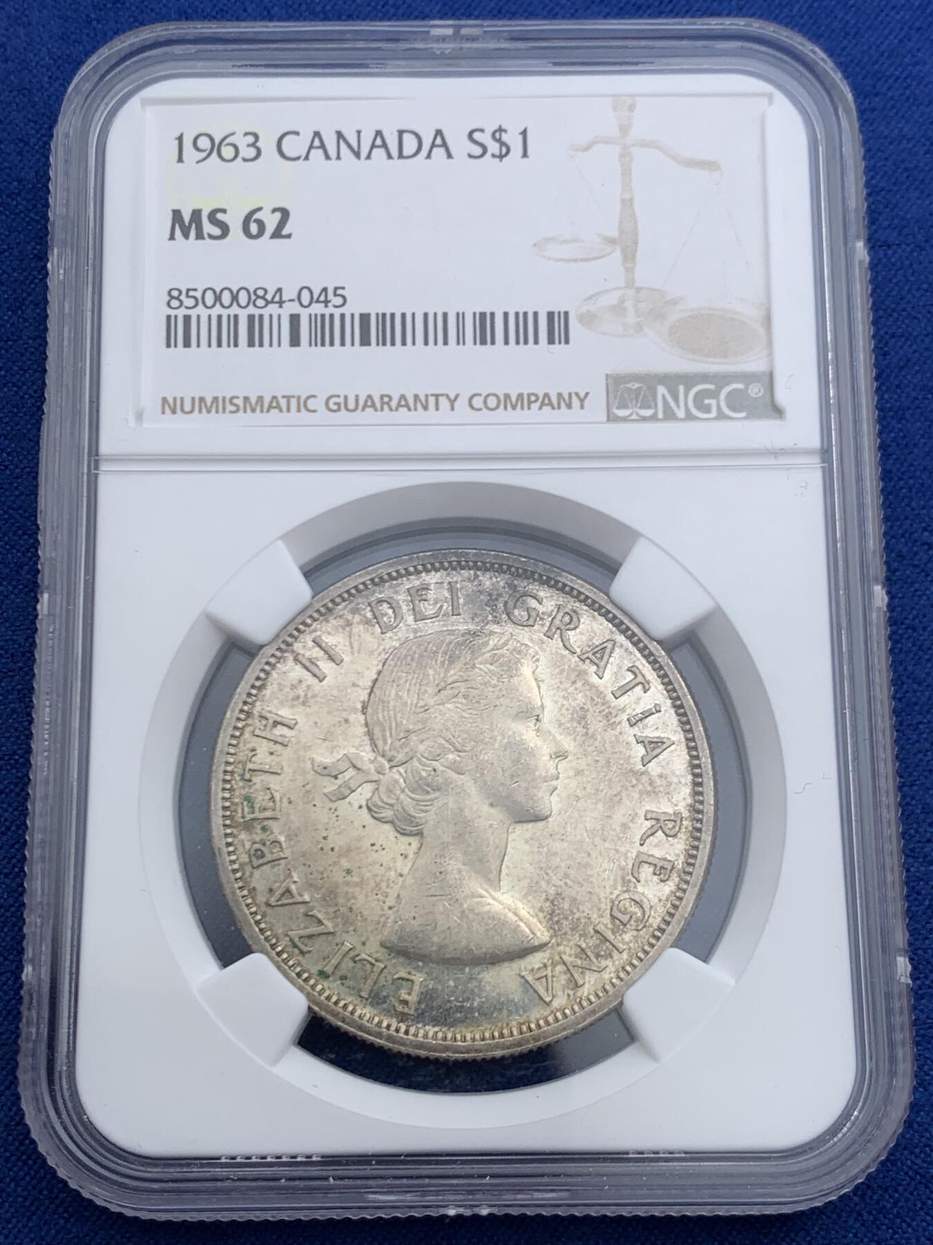 《竞宝斋》第452场 周日，周一 2场连拍 （全场包邮，欢迎送拍） NGC MS62 加拿大1963年伊丽莎白二世1加元划船银币