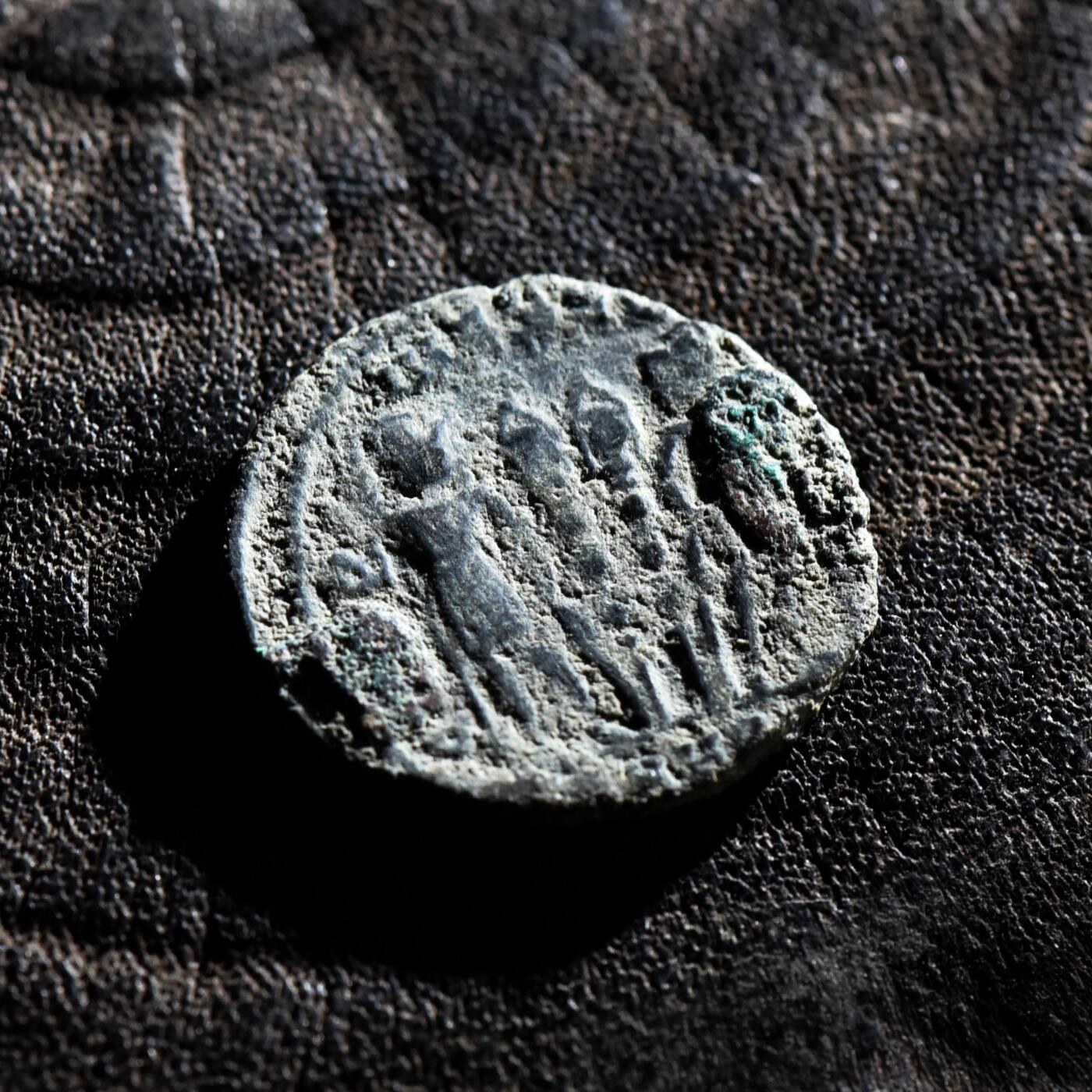 【良泉】第45期【直播场】1月15日晚19.30点开拍！ 208组，西方古代钱币、丝路古珠杂项专场 公元335-337年【古罗马】君士坦丁二世，凯撒头衔“士兵军旗”铜币，赫拉克利特造币厂打制，2.54克