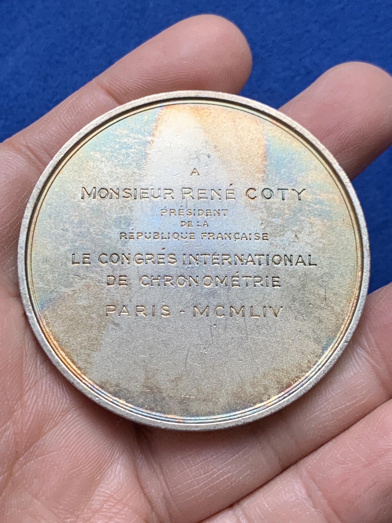 《竞宝斋》第452场 周日，周一 2场连拍 （全场包邮，欢迎送拍） 致法兰西共和国总统勒内·科蒂先生 巴黎国际计时学大会纪念大银章 73.8克 54.2mm 丰饶角1银