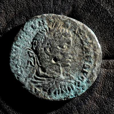 【良泉】第45期【直播场】1月15日晚19.30点开拍！ 208组，西方古代钱币、丝路古珠杂项专场 - 公元222-235年【古罗马·行省】【马恰诺波里斯】塞维鲁·亚历山大“许癸厄亚喂蛇”大铜币，8.6克