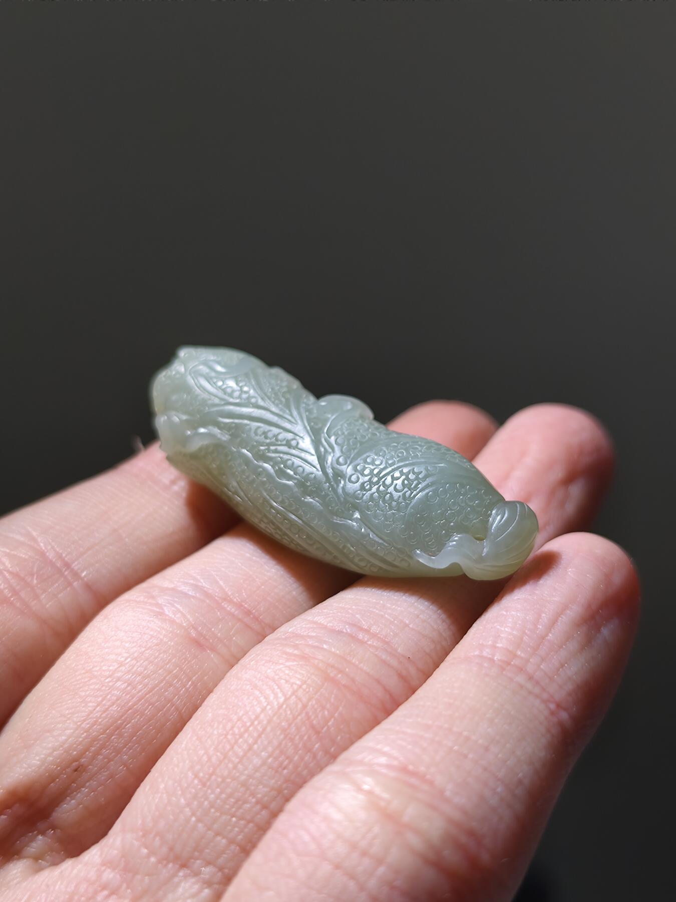 星盘世界钱币2026一月十日新年古典精品大拍 精彩纷呈 精品器物！当代和田玉且末糖青白玉白菜，料子非常细长度44毫米，宽度17毫米，手工雕刻