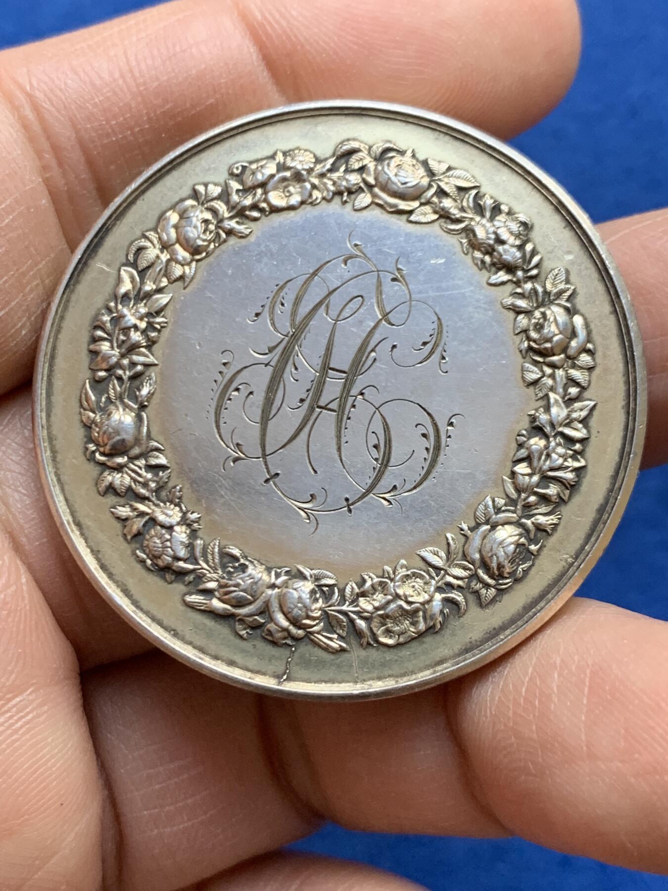 《竞宝斋》第452场 周日，周一 2场连拍 （全场包邮，欢迎送拍） 法国婚礼结婚纪念镀金银章 大版 刻花很漂亮 41.3MM 32.15g 丰饶角银标