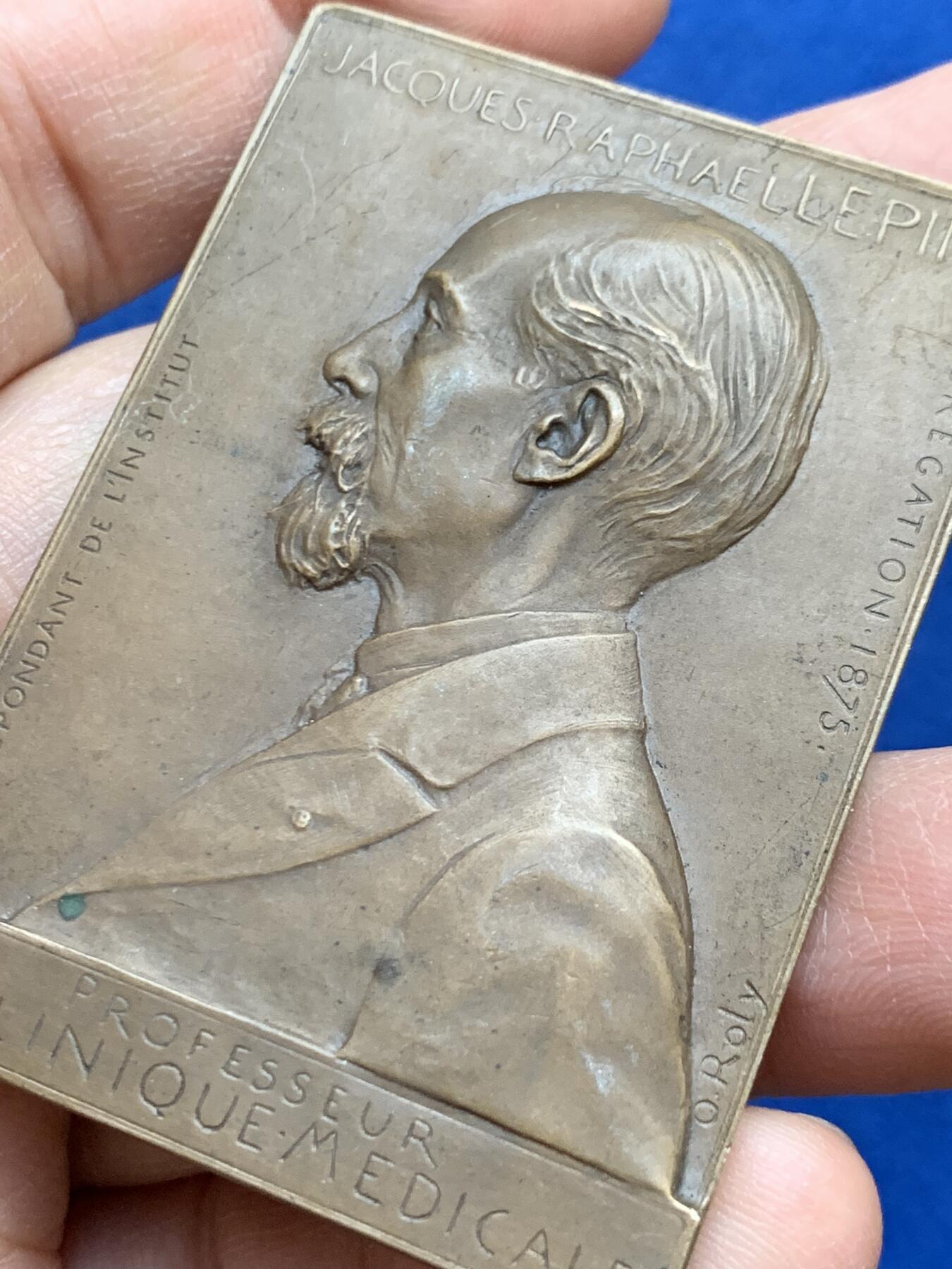 《竞宝斋》第452场 周日，周一 2场连拍 （全场包邮，欢迎送拍） 名家奥斯卡罗蒂1901年作 法国内科临床学教授雅克·拉斐尔方型纪念铜章 56.15克 42*59mm 丰饶角铜标